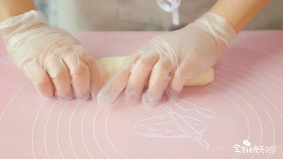 取出白面团后，稍微松弛一下，把面条揉成长条