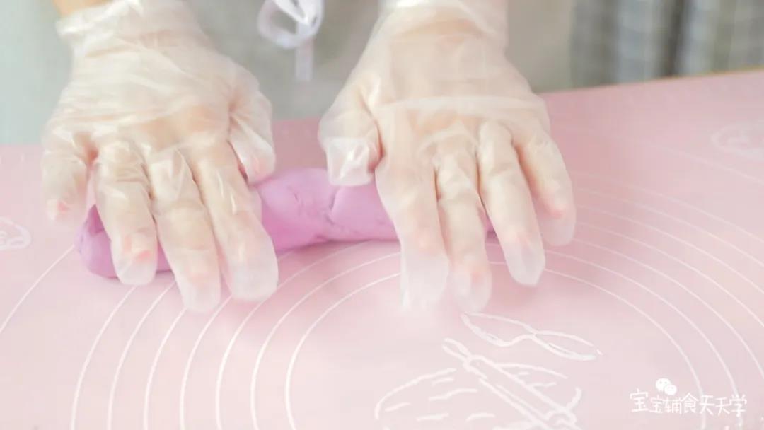 待紫薯面团也好了后，同样揉成长条，分成等量的5份