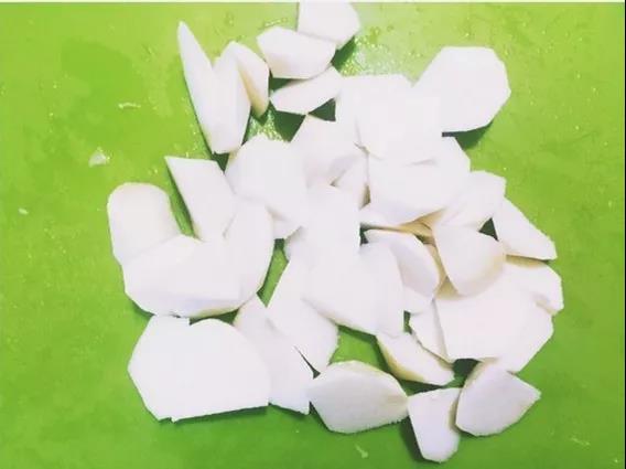 第1步：芋头去皮滚刀切小块。