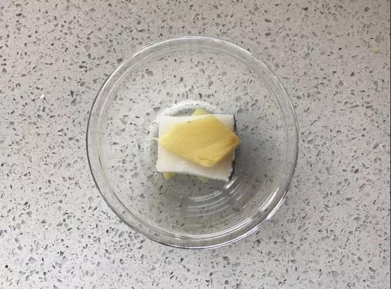 银鳕鱼用姜片去腥后蒸熟备用。