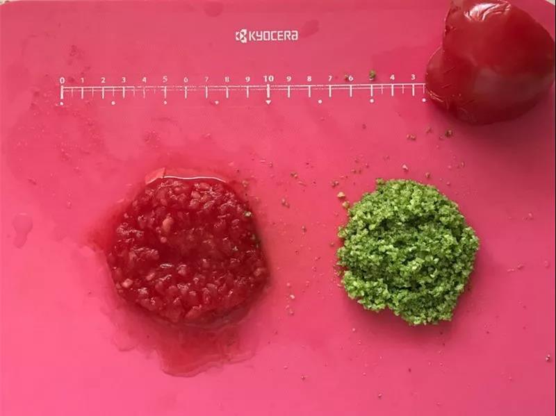 番茄去皮，西蓝花焯水，分别切碎。