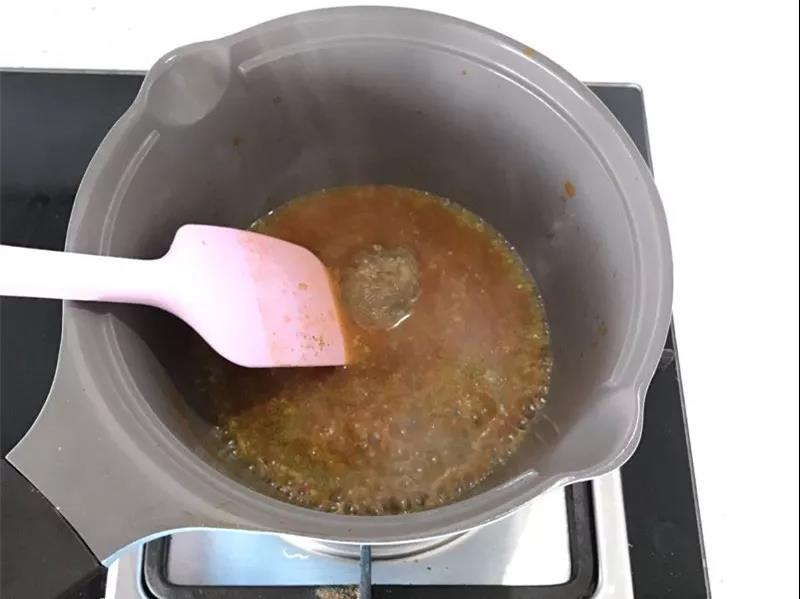 放入高汤块烧开。