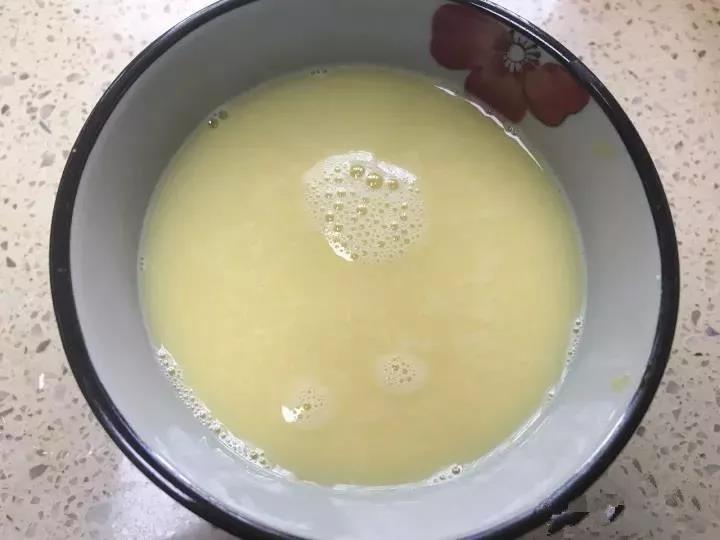 鸡蛋加入80克温水，搅打均匀。