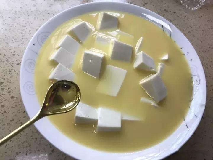 豆腐平铺在盘子里，倒入筛好的蛋液，放入烧开水的蒸锅中，中火蒸8分钟。