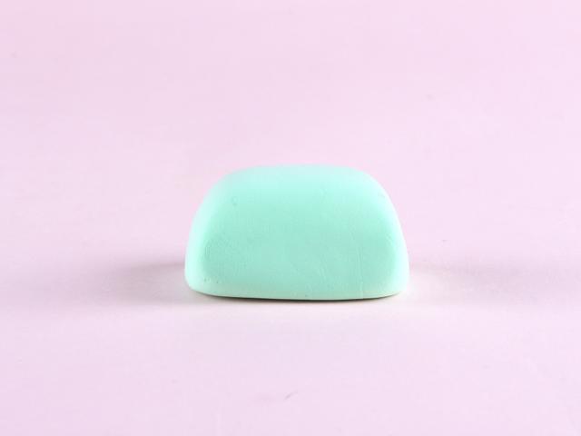 步骤2：然后再用马卡龙绿色粘土做一个梯形，这是老电视的后背。其实之前的电视也叫背投电视。