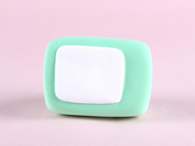 步骤4：用白色粘土做一个长方形片，贴在电视上作为屏幕。