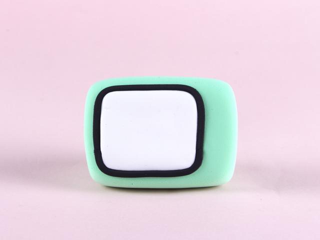 步骤5：用黑色粘土揉一根细条把白色屏幕圈起来。