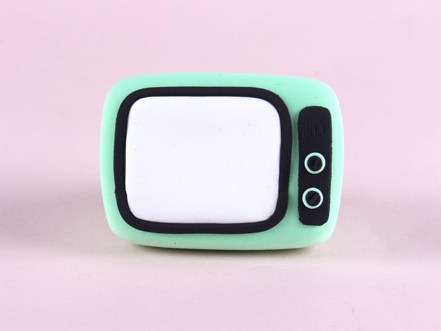 步骤6：在屏幕右边做出电视机的机械按钮，也就是操作开关。