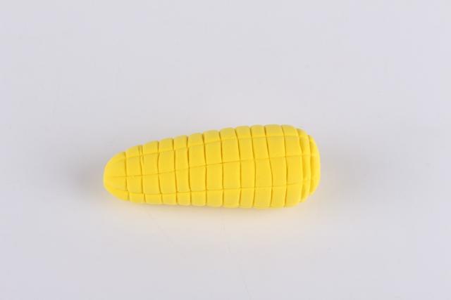 步骤2：然后用工具在上面压出格子，假装是玉米哈！