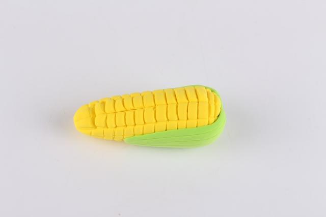 步骤3：然后用绿色粘土做出玉米叶子包裹住玉米，这样玉米就做好啦！