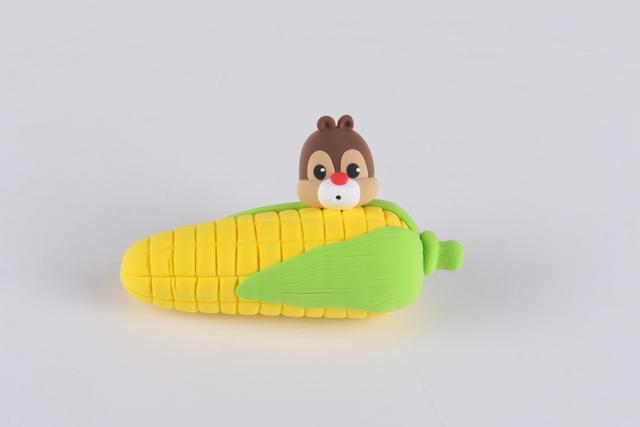 步骤7：把做好的头部粘在玉米的已一边。