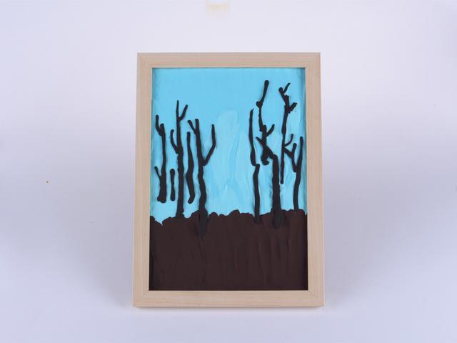 步骤4：用黑色粘土揉出不规则的细条作为树枝粘在背景上面