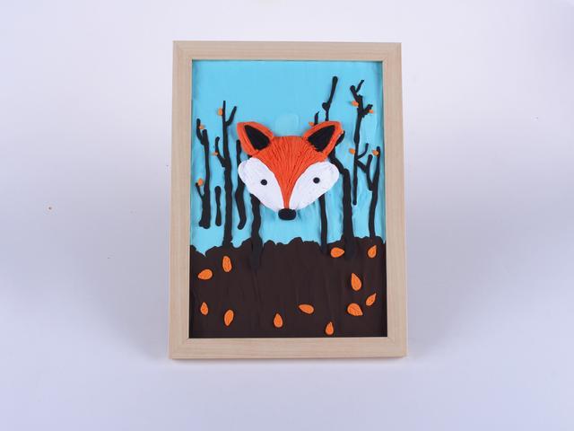 步骤7：黑色粘土做出眼睛和小鼻子并一一粘好。