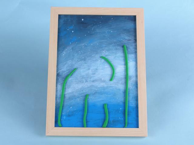 步骤3：然后用绿色粘土搓细条做出叶柄。