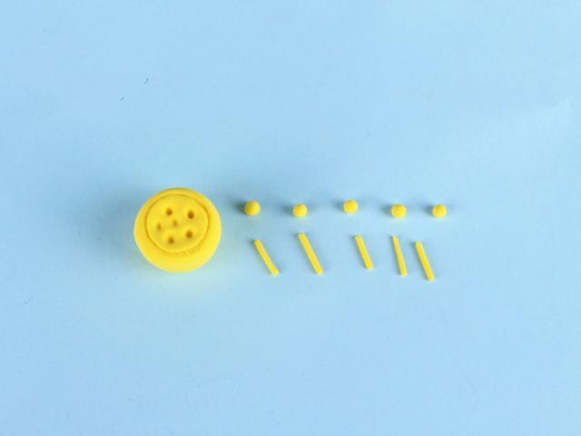 步骤6：用黄色粘土做出荷花的花心和花蕊。