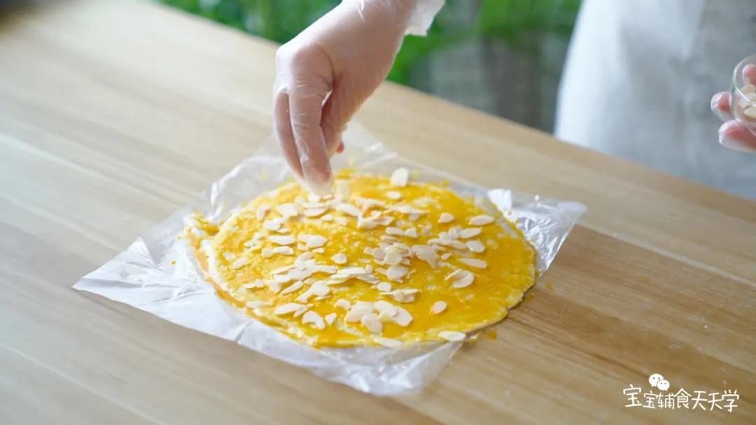 均匀铺上杏仁片，稍微按一下