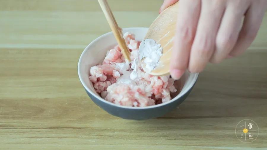 第2步：肉末倒入玉米淀粉、食用油腌制一下