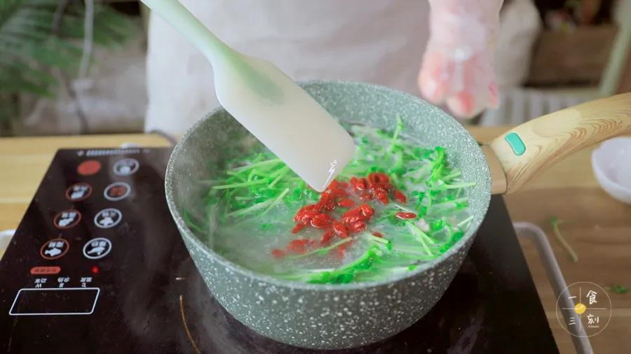 第6步：放入枸杞煮2分钟