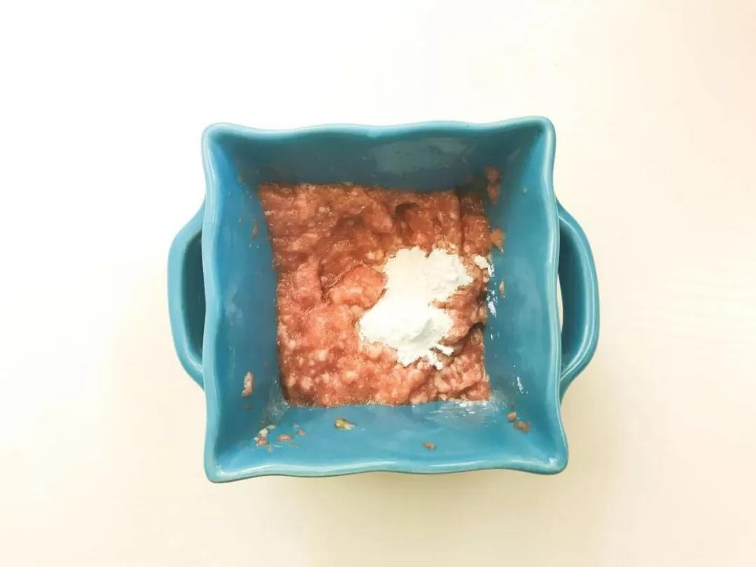 生姜拍碎加热水冲泡生姜水，肉泥里加入适量生姜水、磕入鹌鹑蛋搅拌均匀，再加入淀粉搅拌均匀。
