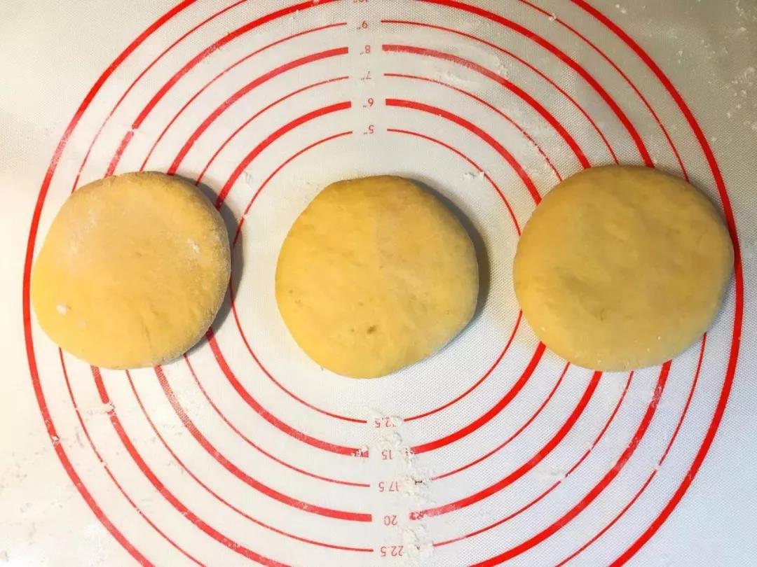 用包包子的手法包好，收口朝下轻轻压扁，依次包好三个馅儿饼。