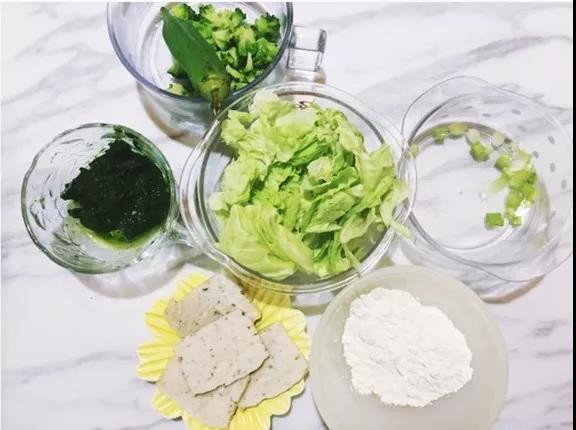 准备食材，菠菜焯熟，搅拌成泥糊状。