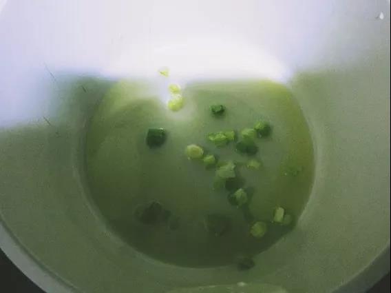 锅内放少许油，放入小葱，炒香。