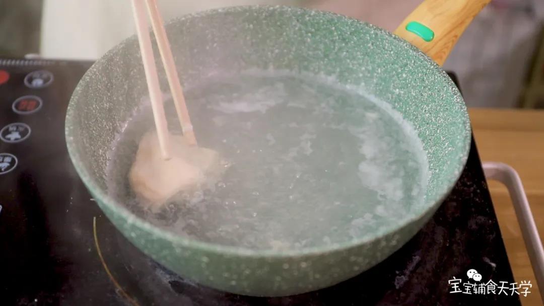 鸡胸肉放入锅里焯水焯熟