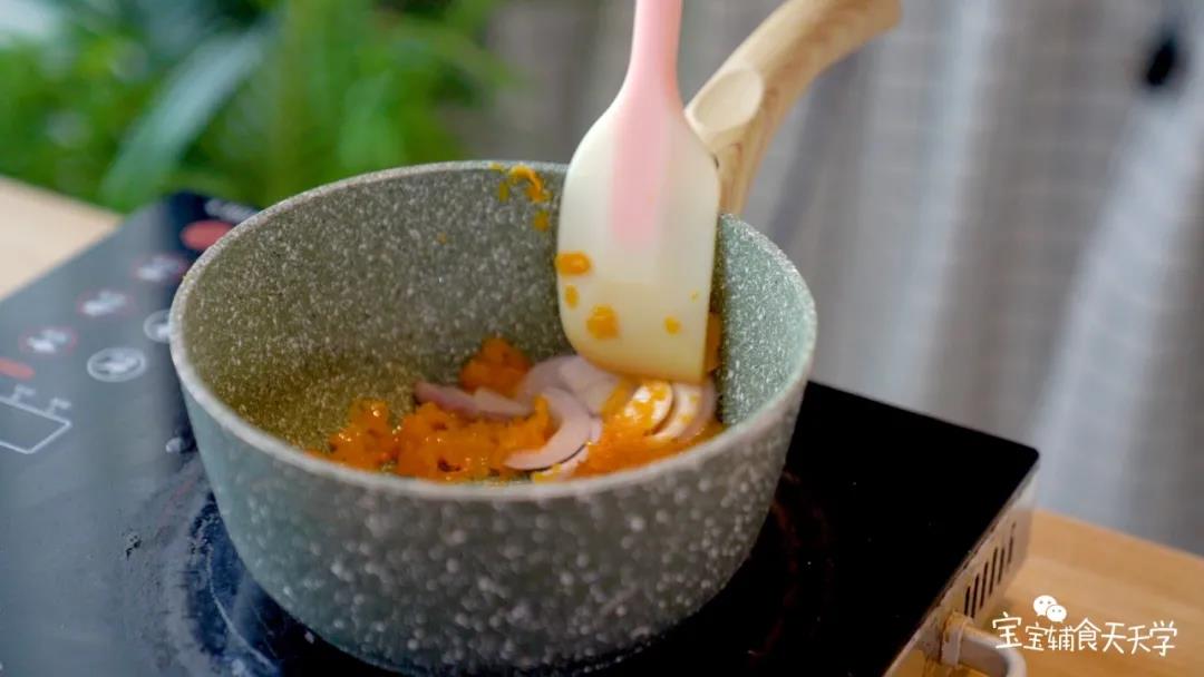 第8步：加入洋葱，炒软