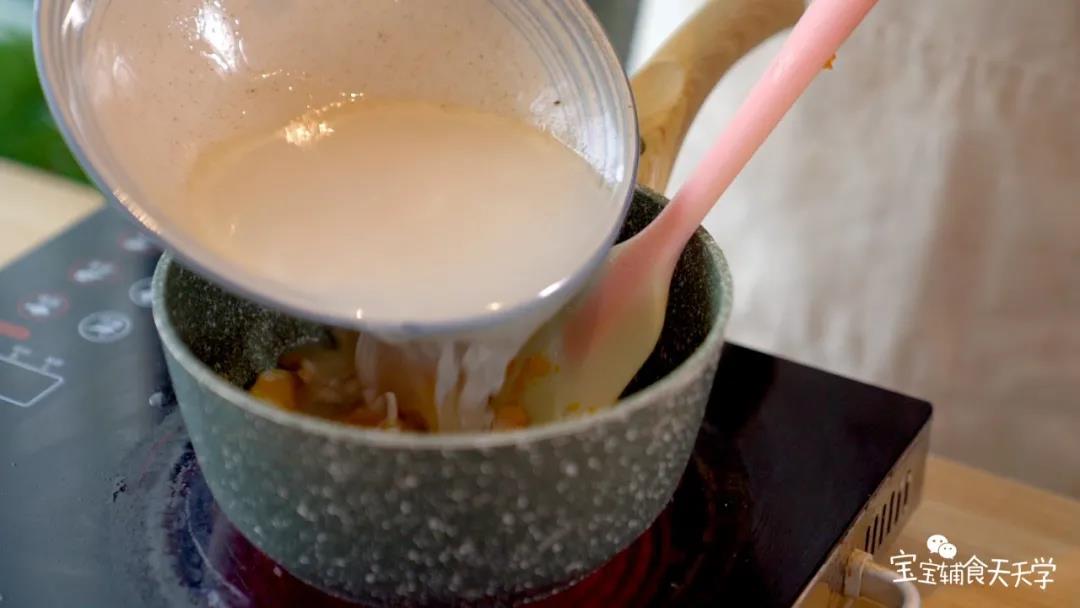 第9步：倒入高汤，煮入味