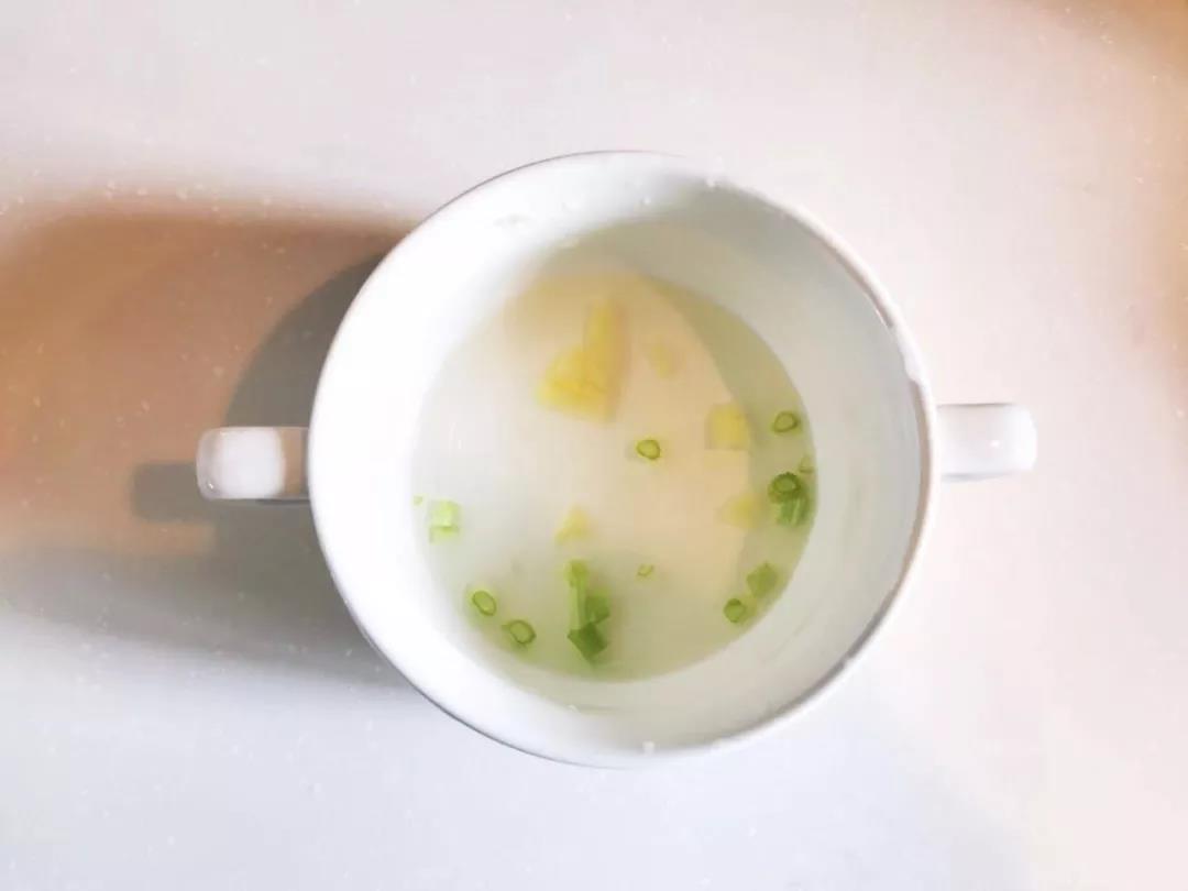 生姜拍碎，小葱切碎，倒入少量开水，搅拌成葱姜水。