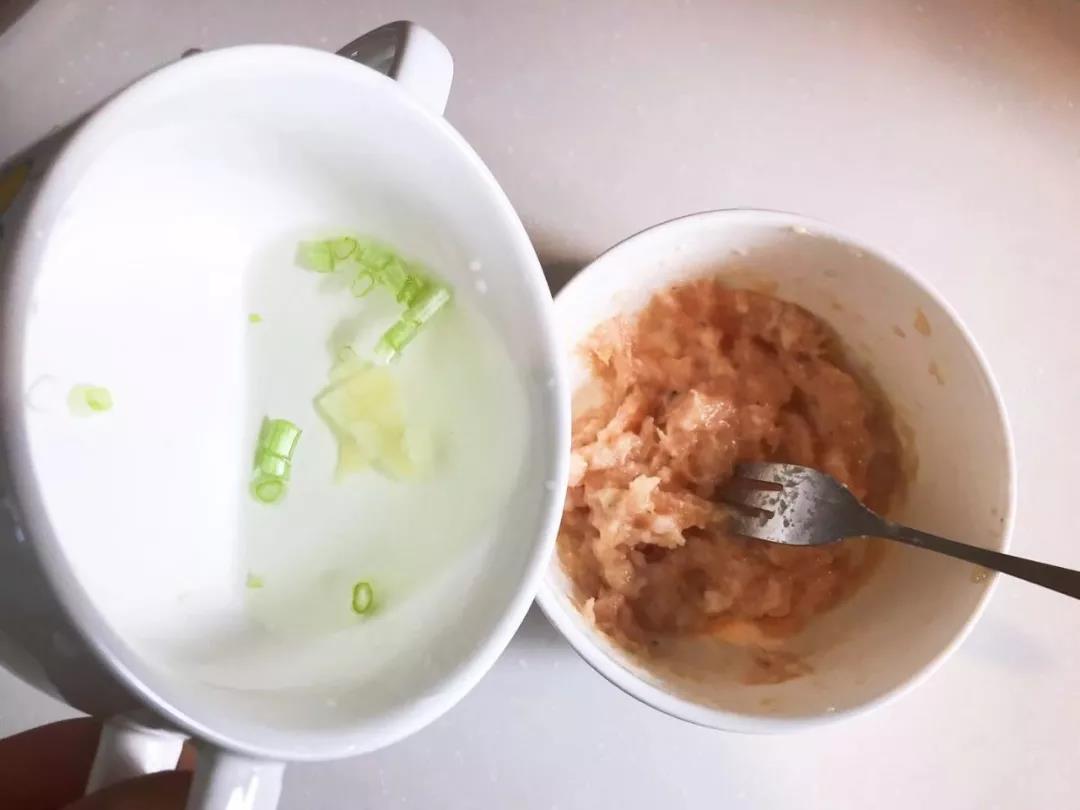 把葱姜水倒入肉泥，滴入适量橄榄油，搅拌均匀。