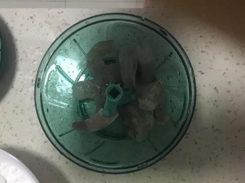 第2步：基围虾去虾线，去掉虾头，用拉拉神器把虾剁碎，备用。
