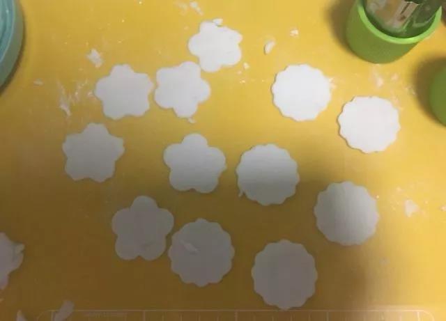 第10步：用模具扣出图案。