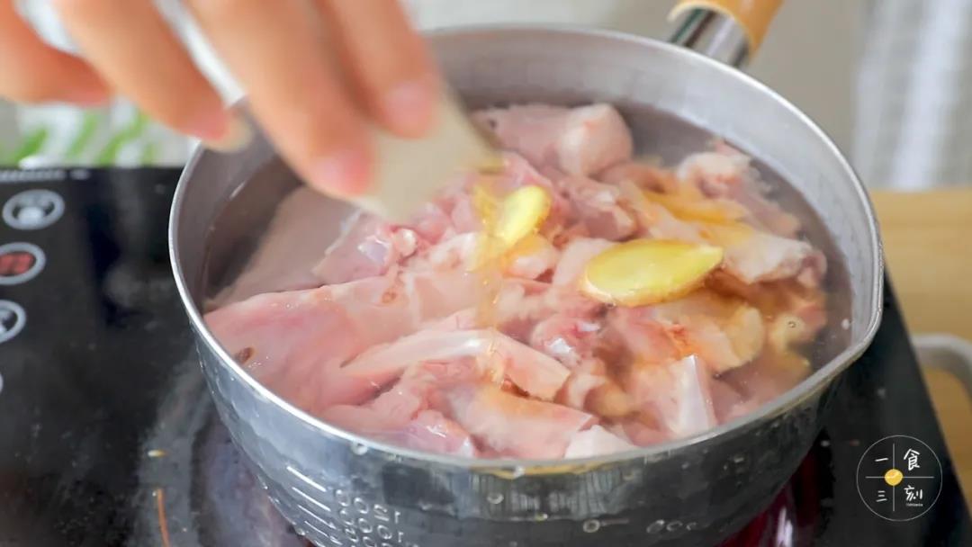 冷水放入鸭肉，放入姜片和料酒，焯水5分钟，然后捞起用凉水冲洗，沥干备用