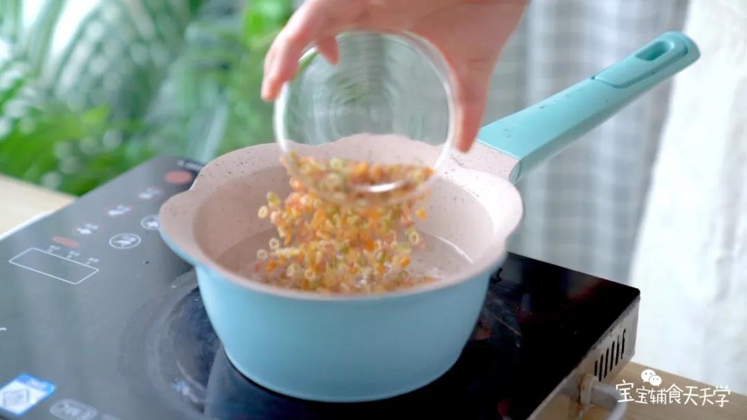 把意面烫软熟后捞起，约4分钟