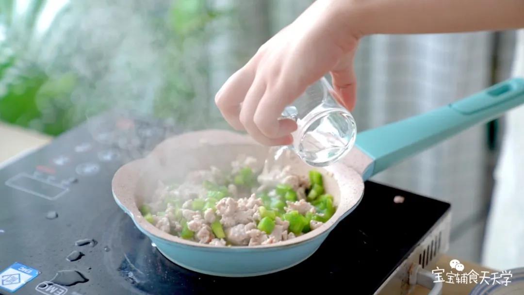 倒入适量的水，焖至软熟