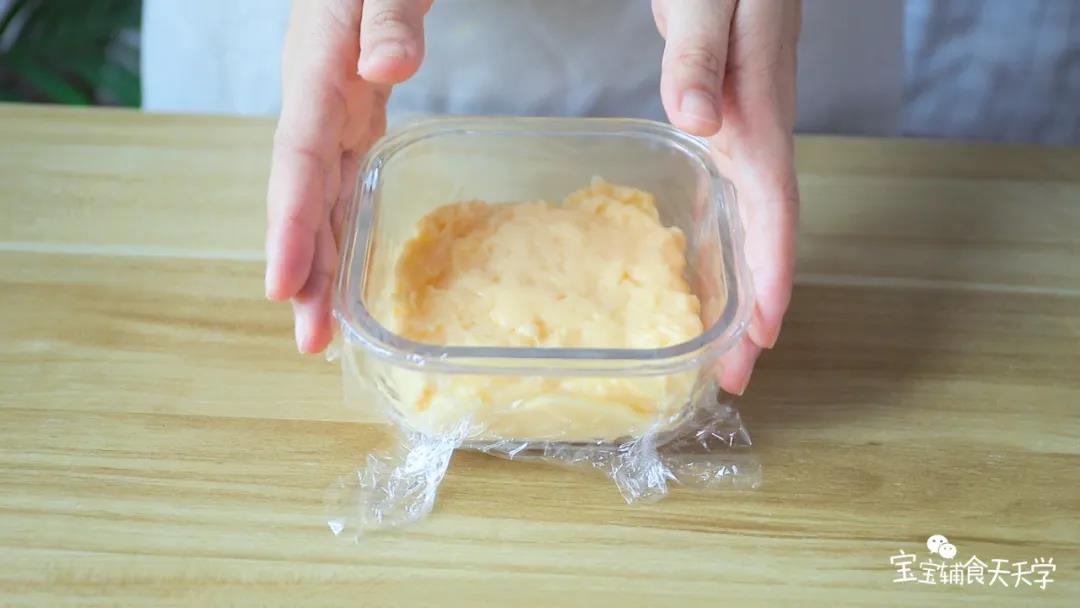 第7步：容器底部铺上油纸，倒出糊糊，封上保鲜膜冷藏2小时以上