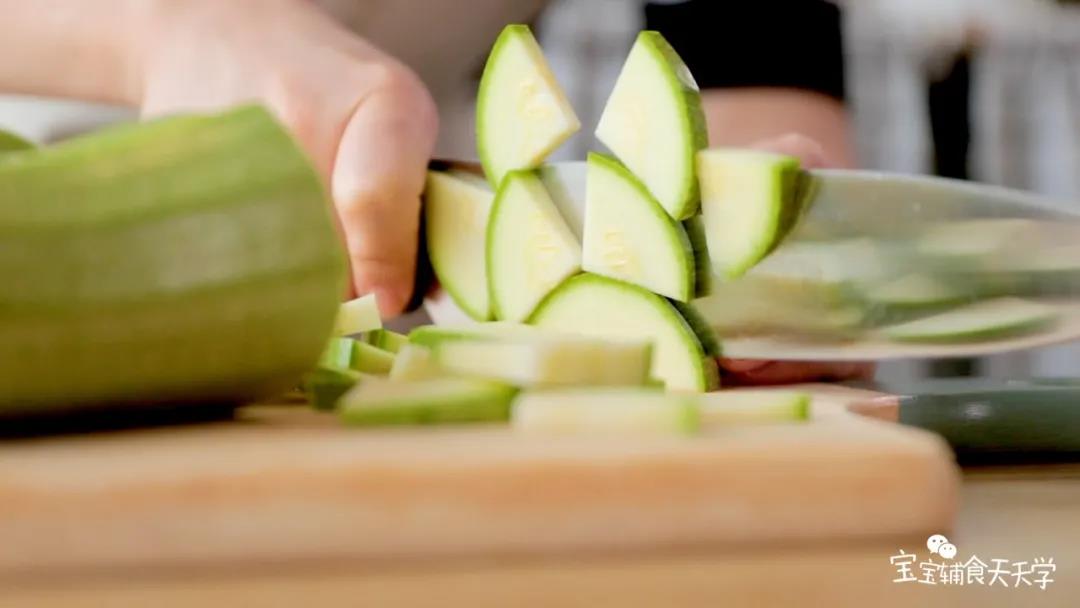 西葫芦切成合适大小