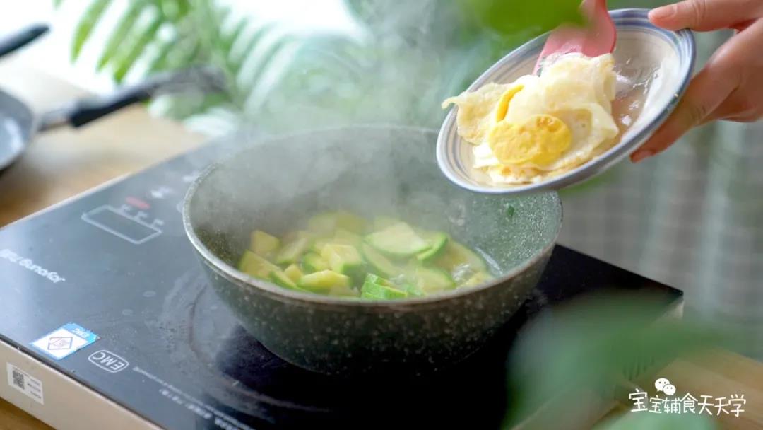 加入荷包蛋，翻炒均匀