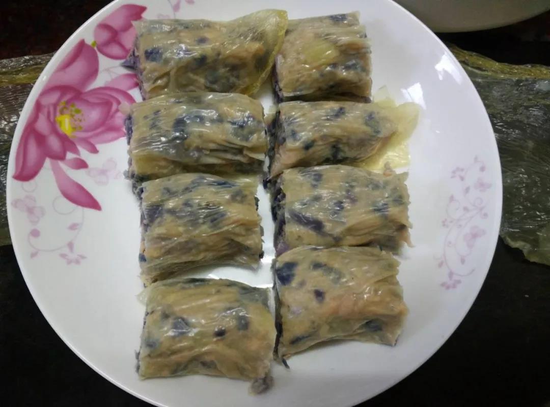 切成小段，放入盘中，水开后上锅蒸5~8分钟即可。