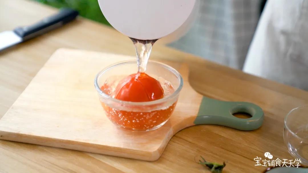 番茄十字切后，用开水泡后去皮切小块