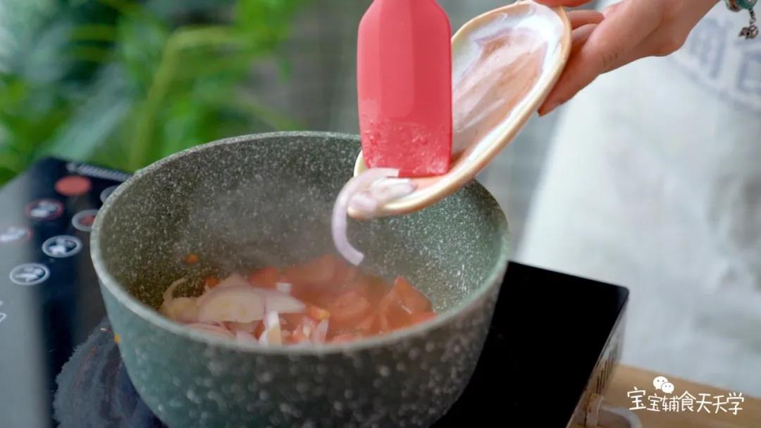 加入洋葱、裙带菜，炒香