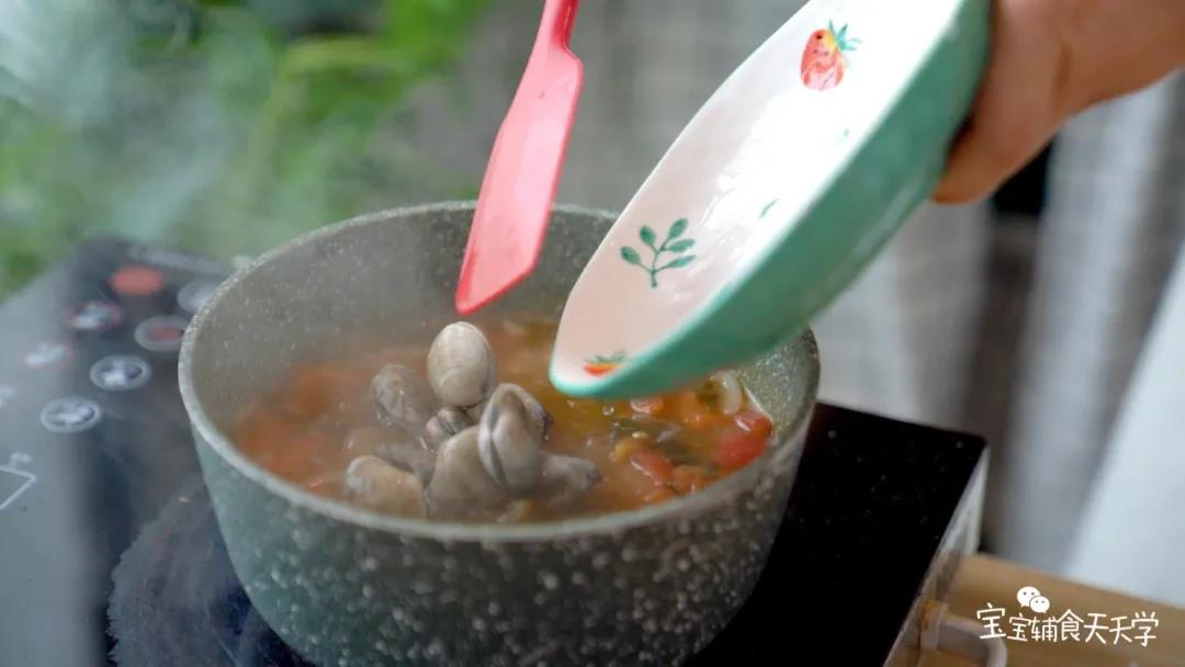 加入蛤蜊，煮至开口