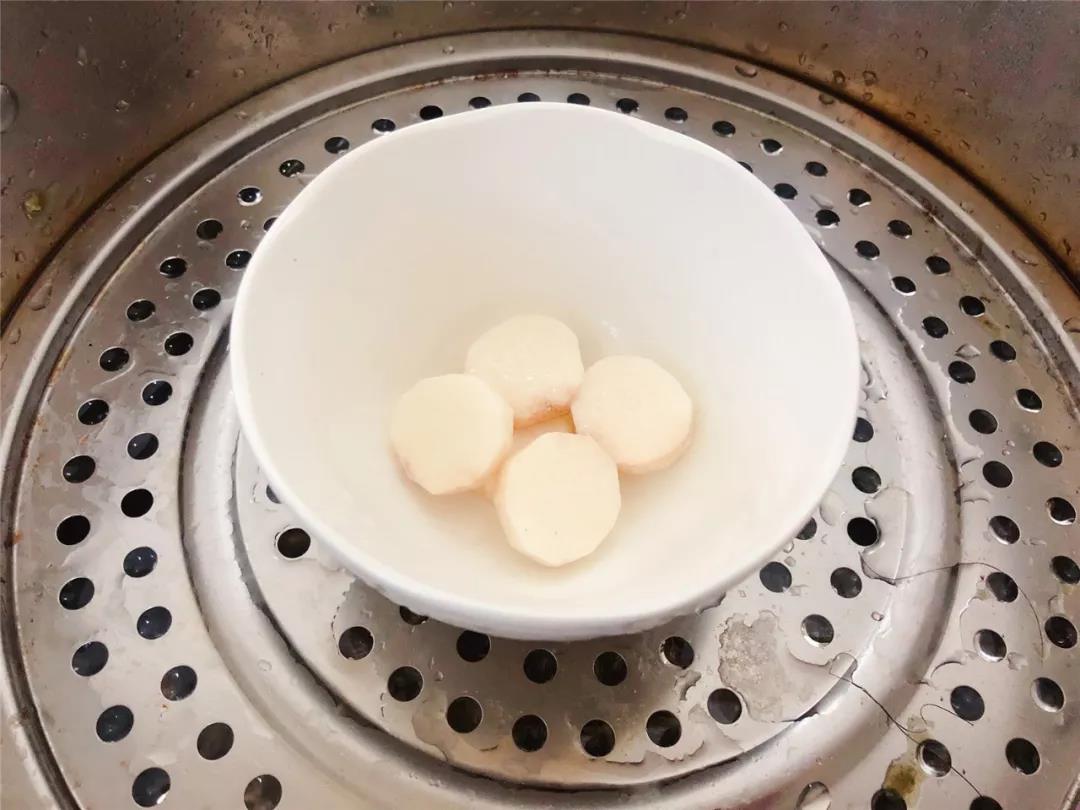 山药去皮切段蒸熟。