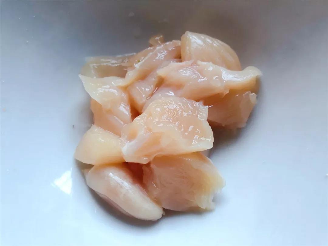 鸡胸肉洗净去筋膜切小块，放点柠檬片或者柠檬汁腌制5到10分钟。
