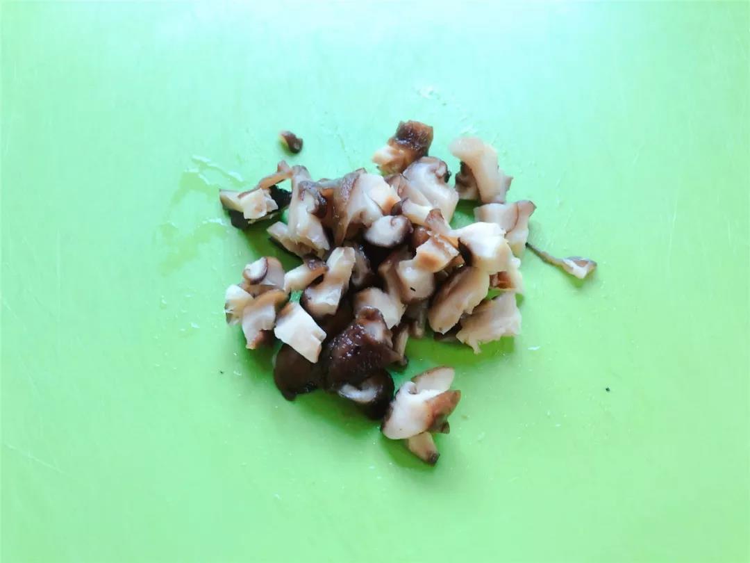 香菇去蒂切碎。