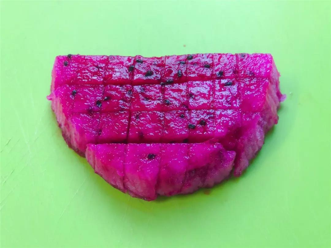 火龙果切成小丁。