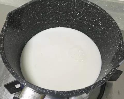 牛奶倒入锅里小火加热，不要煮开，温热就可以。