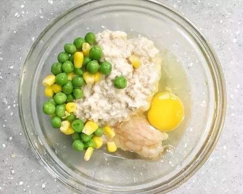 将充分吸收水分的燕麦、鸡蛋、青豆、玉米粒混合在一起，搅拌均匀。