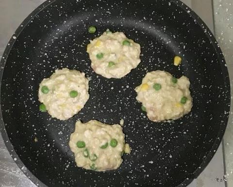 不粘锅小火加热，舀一勺燕麦糊缓缓倒入锅内，摊成圆形。